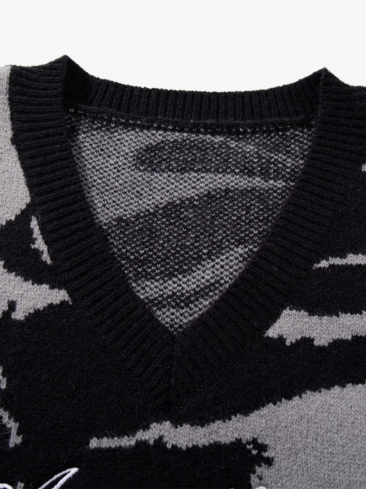 High Street Dark Skull Frayed-edge V-neck Sweater Vest - Image 4
